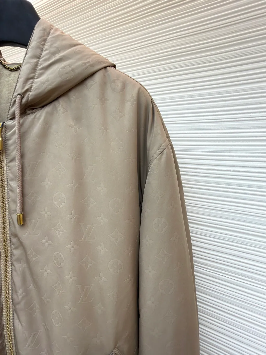 LOUIS VUITTON gravure embossed cotton clothing ●Original version: 26100 purchased and developed ●Item number: 1681593-C95 ●Fabric: polyester fiber fabric ●Technology: embossed production ●Color: khaki ●Version: fitted version ●Weight: about 575 grams ●Size: XS-S-M-L ●Description: This hooded windproof jacket renews the classic jacket design on the 2025 spring and summer show, with an all-over embossed pattern dipped in elegant tones. Lightly padded and silky lined for added comfort, it adds a modern edge to everyday looks. The overall wiring is straight and delicate, the fabric is comfortable and soft, and the color is consistent without color difference. It can be matched with the same style to create a fashionable look and control various occasions. Customized accessories, complete with three standards, same style for men and women!